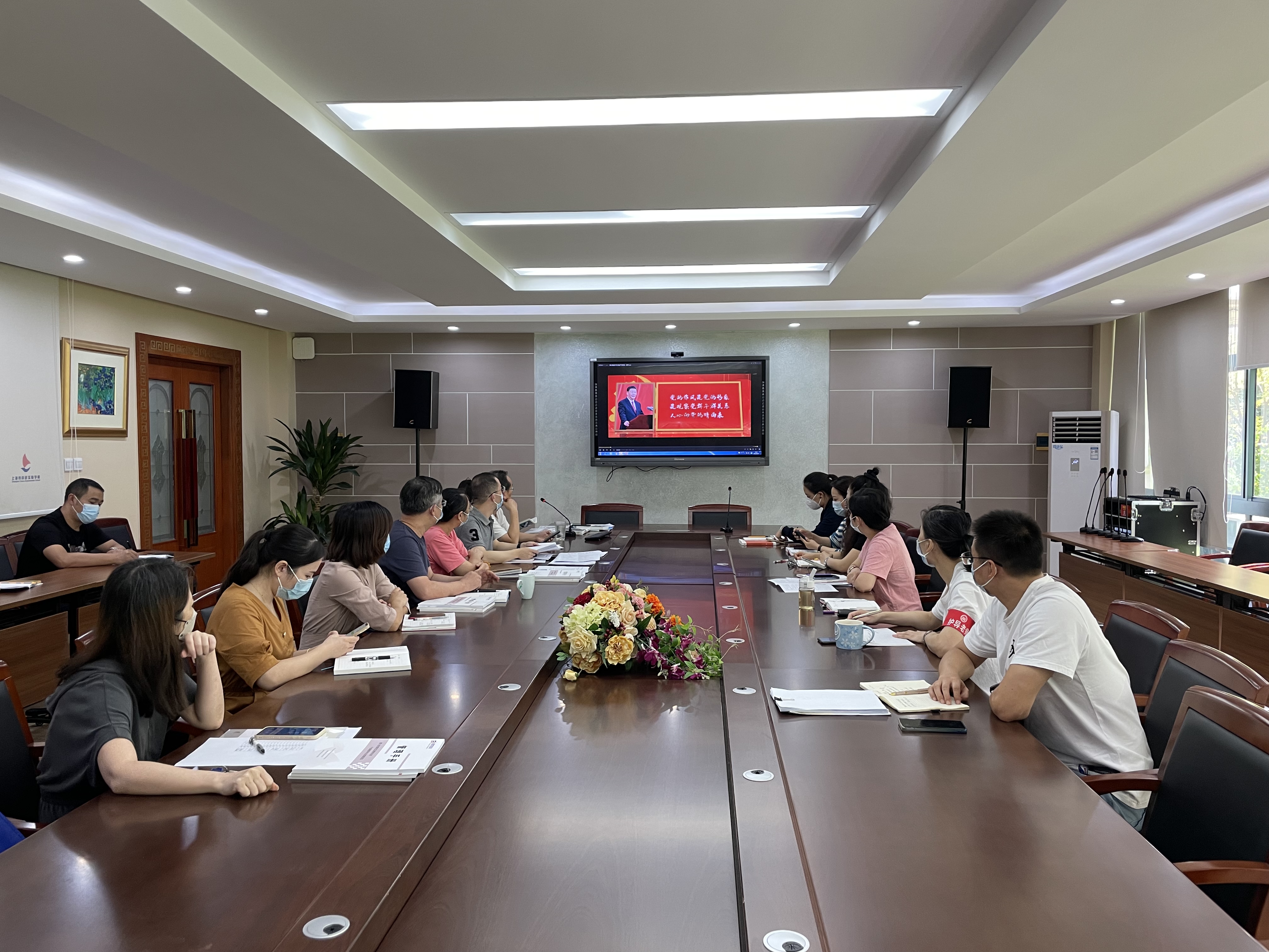 行政会学习廉政专题片.jpg