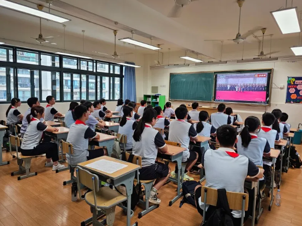 砥砺守初心 共筑强国梦——上海市中远实验学校组织师生观看抗战胜利80周年阅兵仪式
