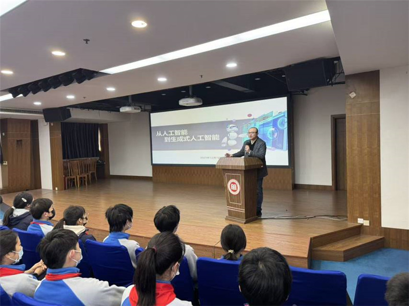 家校协同育成长，多元课堂绽华光——中远实验学校中学部开展“家长进课堂”系列活动