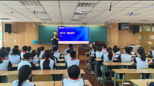 家校携手拓视野  共筑课堂新精彩——中远实验学校中学部  “家长进课堂”主题活动纪实