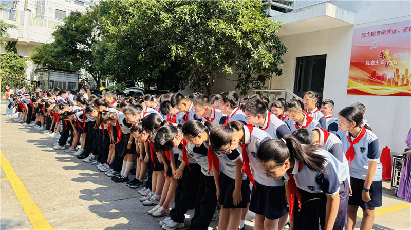 仪式教育 | 上海市中远实验学校六年级“焕新领巾·勇担使命”换戴大号红领巾仪式